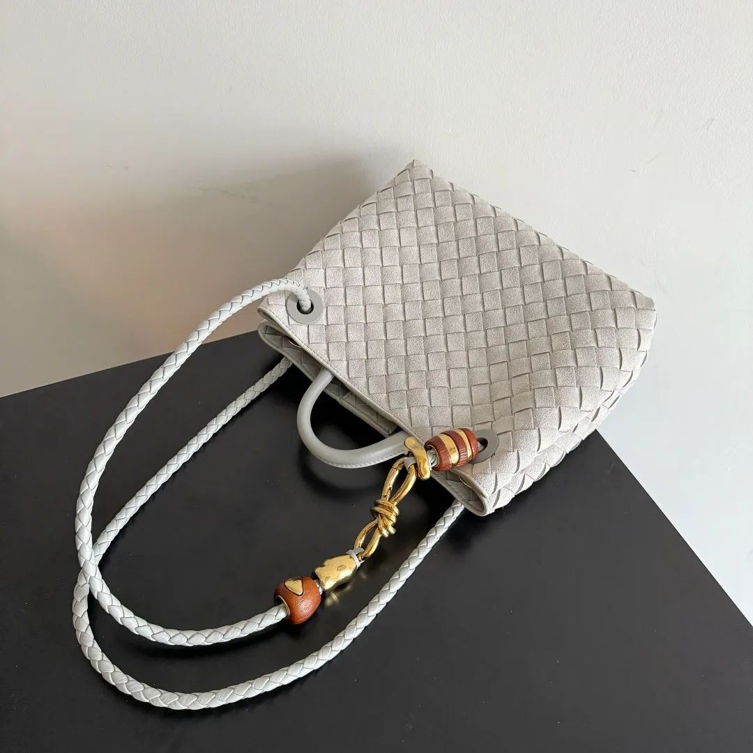 The new Andiamo batch of 3060 BV is shipped‼ ️The classic intercciato weaving process is used to create a soft bag, the metal knot is made of micro-cast aluminum using jewelry technology🪢, and the decorative beads are made of metal and hand-polished oak, allowing you to jump repeatedly between elegance and fun💃, making it unpredictable. Classic and versatile, it shows off your temperament, and the bag has a large capacity, making it very convenient for daily commuting! It has a variety of carrying methods, the shoulder straps can be adjusted by yourself, the original lambskin feels soft and delicate, and the unisex style breaks gender boundaries and brings a more practical and long-lasting use experience. The Andiamo, which has both elegant and casual styles, perfectly interprets the "fashionable old money style". Style number: 743568+wood hardware Color: suede silver gray Size: 25*22*10.5cm
